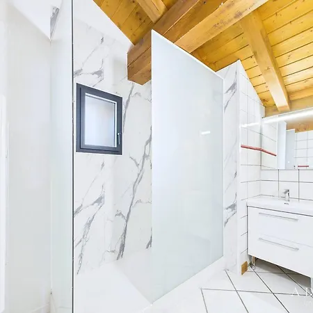 Duplex Renove, Emplacement Ideal - 10 Pers. *